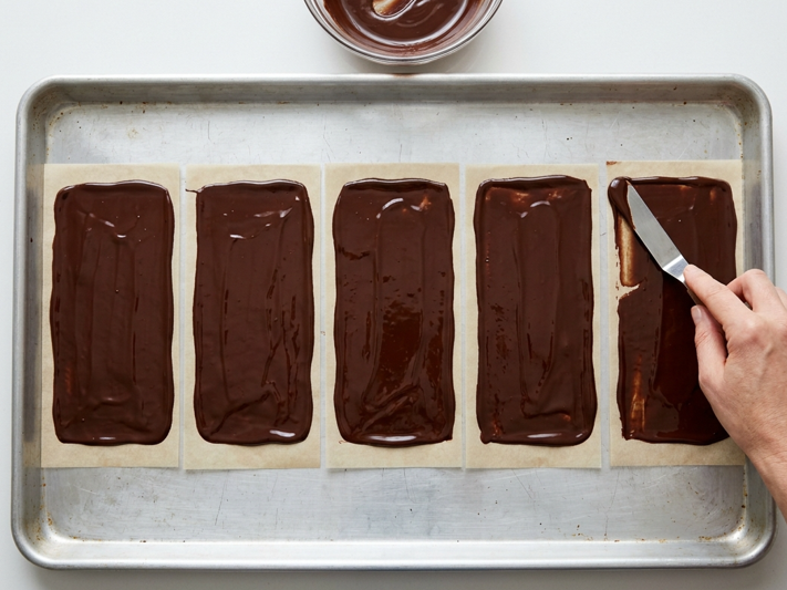 Tarta helada Comtessa o Viennetta casera, con láminas crujientes de chocolate