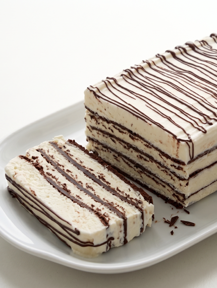 Tarta helada Comtessa o Viennetta casera, con láminas crujientes de chocolate