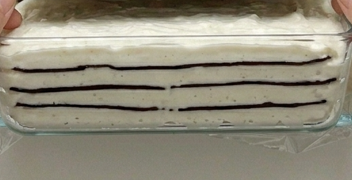 Tarta helada Comtessa o Viennetta casera, con láminas crujientes de chocolate
