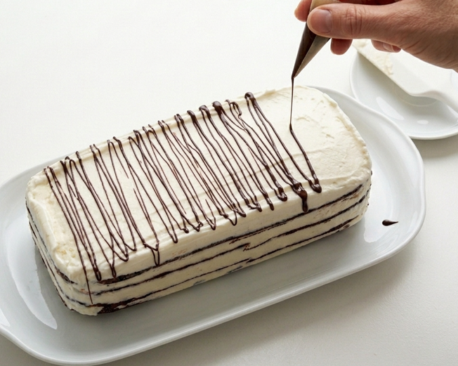 Tarta helada Comtessa o Viennetta casera, con láminas crujientes de chocolate
