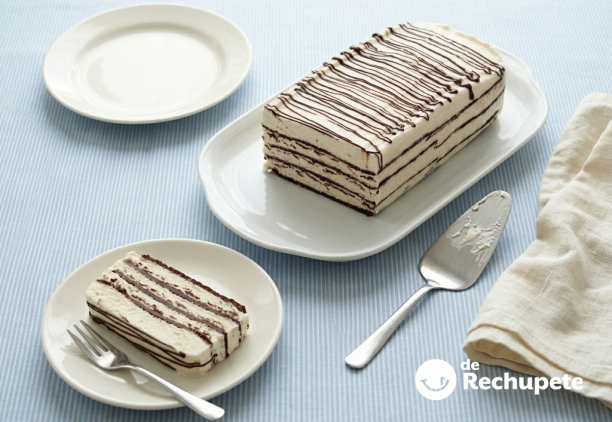 Tarta helada Comtessa o Viennetta casera, con láminas crujientes de chocolate