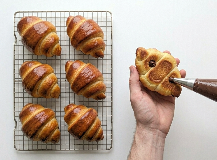 Cuernos rellenos de chocolate, el bollo de pastelería que no lleva hojaldre