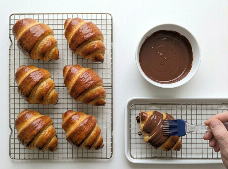 Cuernos rellenos de chocolate, el bollo de pastelería que no lleva hojaldre