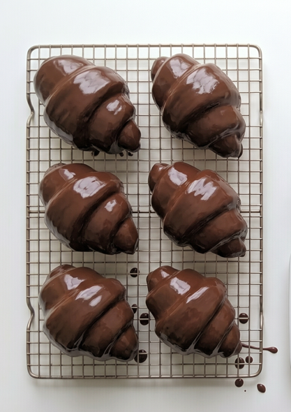 Cuernos rellenos de chocolate, el bollo de pastelería que no lleva hojaldre