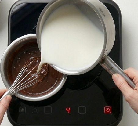 Cuernos rellenos de chocolate, el bollo de pastelería que no lleva hojaldre