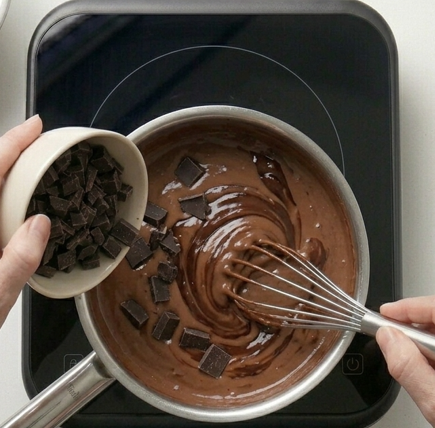 Cuernos rellenos de chocolate, el bollo de pastelería que no lleva hojaldre