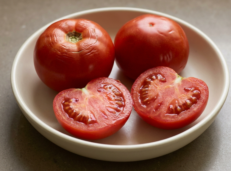 Por qué los tomates no se guardan en la nevera y cuándo sí conviene hacerlo