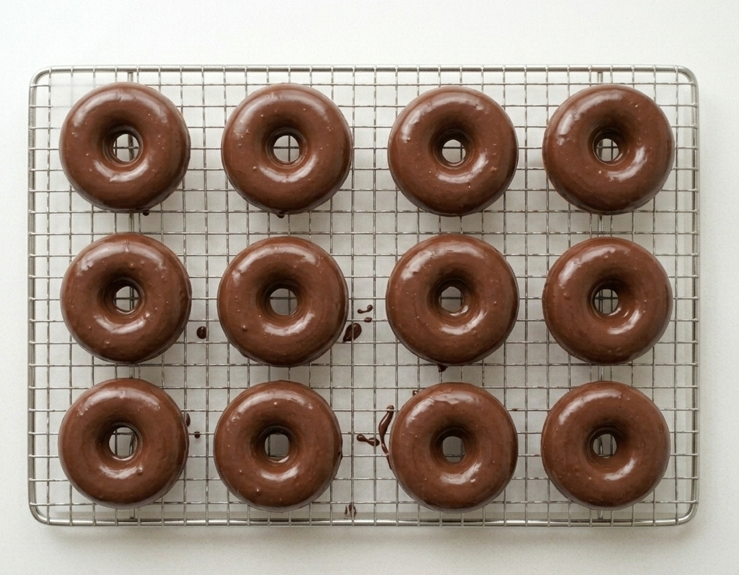 Donettes clásicos, la versión horneada con miga tierna y baño de chocolate