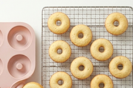 Donettes clásicos, la versión horneada con miga tierna y baño de chocolate