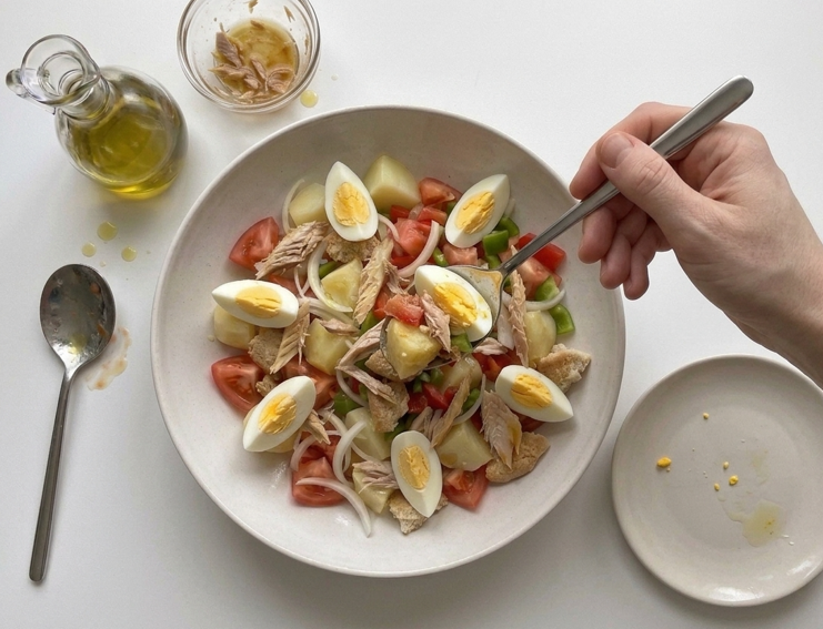 Ensalada payesa de Formentera, la versión tradicional con huevo y pimientos crudos