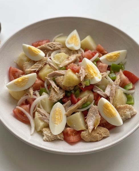 Ensalada payesa de Formentera, la versión tradicional con huevo y pimientos crudos