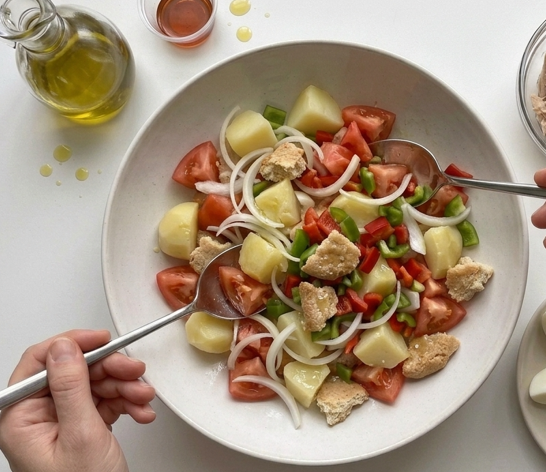 Ensalada payesa de Formentera, la versión tradicional con huevo y pimientos crudos