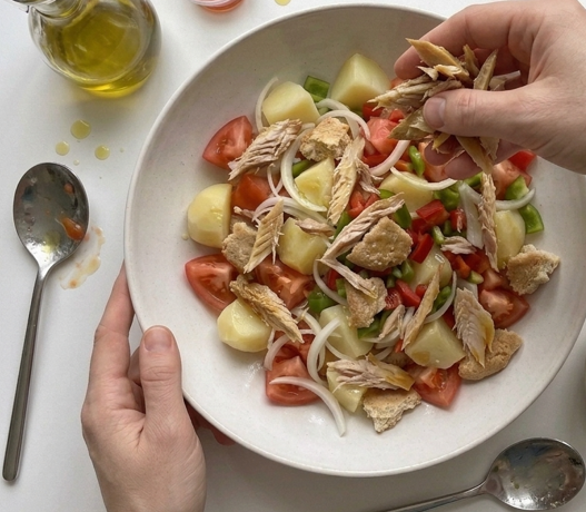 Ensalada payesa de Formentera, la versión tradicional con huevo y pimientos crudos