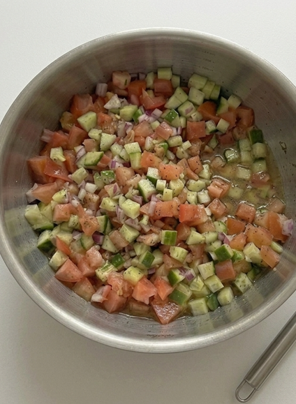 Ensalada Shirazi, la ensalada iraní que se corta en dados diminutos