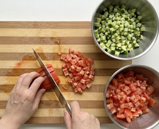 Ensalada Shirazi, la ensalada iraní que se corta en dados diminutos
