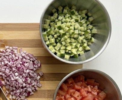 Ensalada Shirazi, la ensalada iraní que se corta en dados diminutos