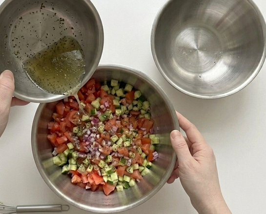 Ensalada Shirazi, la ensalada iraní que se corta en dados diminutos