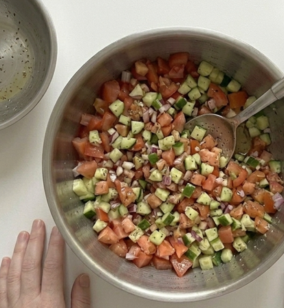 Ensalada Shirazi, la ensalada iraní que se corta en dados diminutos