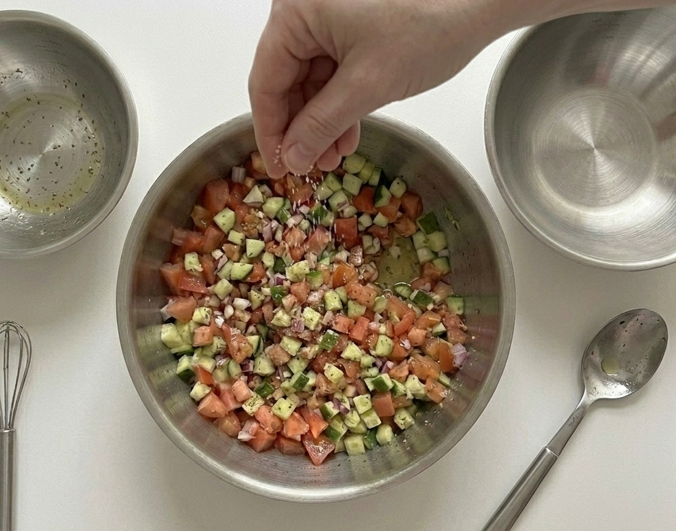 Ensalada Shirazi, la ensalada iraní que se corta en dados diminutos