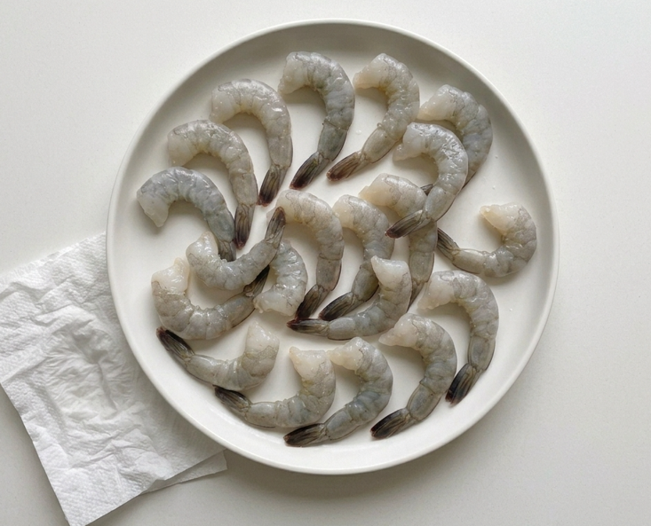 Gambas a la brasa con salsa shimi, humo, lima y hierbas frescas