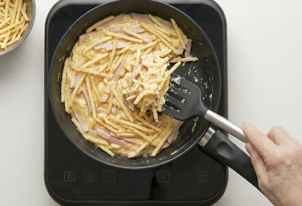 Gramajo, el revuelto argentino de jamón y patatas paja