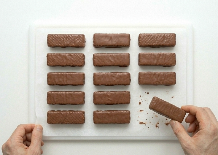 Huesitos caseros, capas crujientes cubiertas de chocolate