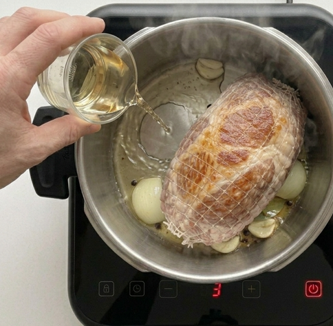 La Reverencia, el bocadillo gaditano de carne mechá que se come haciendo honor a su nombre