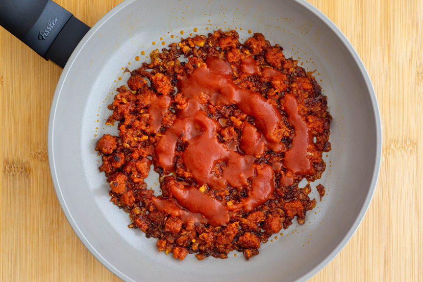 Macarrones a la mallorquina con sobrasada, receta tradicional, cremosa y llena de sabor