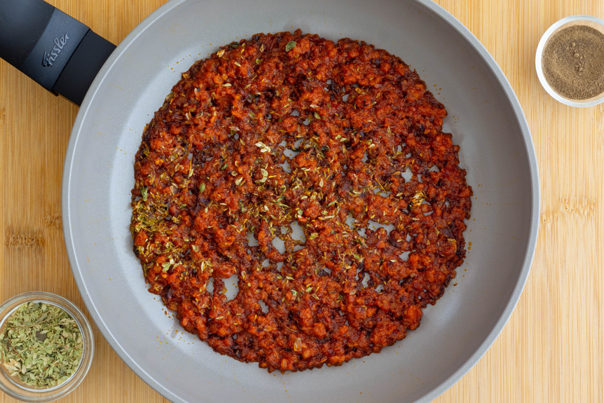 Macarrones a la mallorquina con sobrasada, receta tradicional, cremosa y llena de sabor