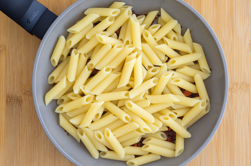 Macarrones a la mallorquina con sobrasada, receta tradicional, cremosa y llena de sabor