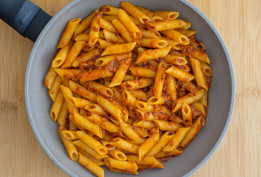 Macarrones a la mallorquina con sobrasada, receta tradicional, cremosa y llena de sabor