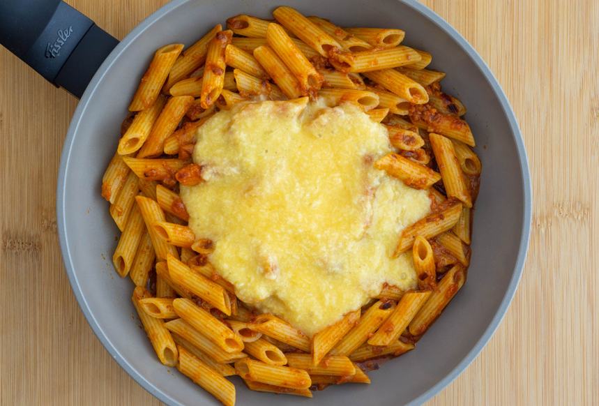 Macarrones a la mallorquina con sobrasada, receta tradicional, cremosa y llena de sabor
