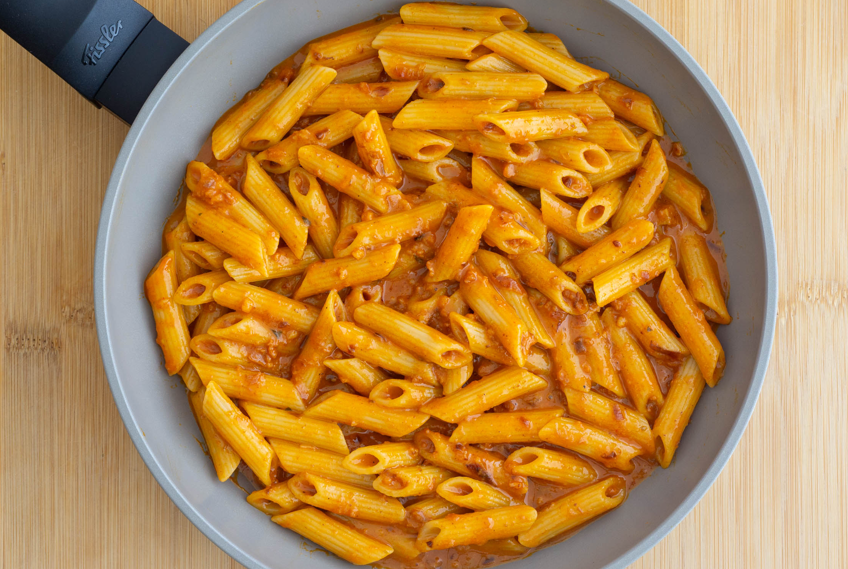 Macarrones a la mallorquina con sobrasada, receta tradicional, cremosa y llena de sabor