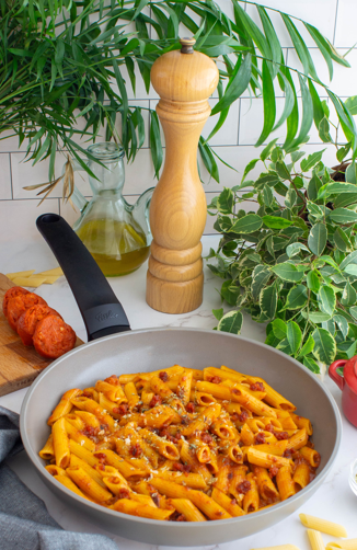 Macarrones a la mallorquina con sobrasada, receta tradicional, cremosa y llena de sabor