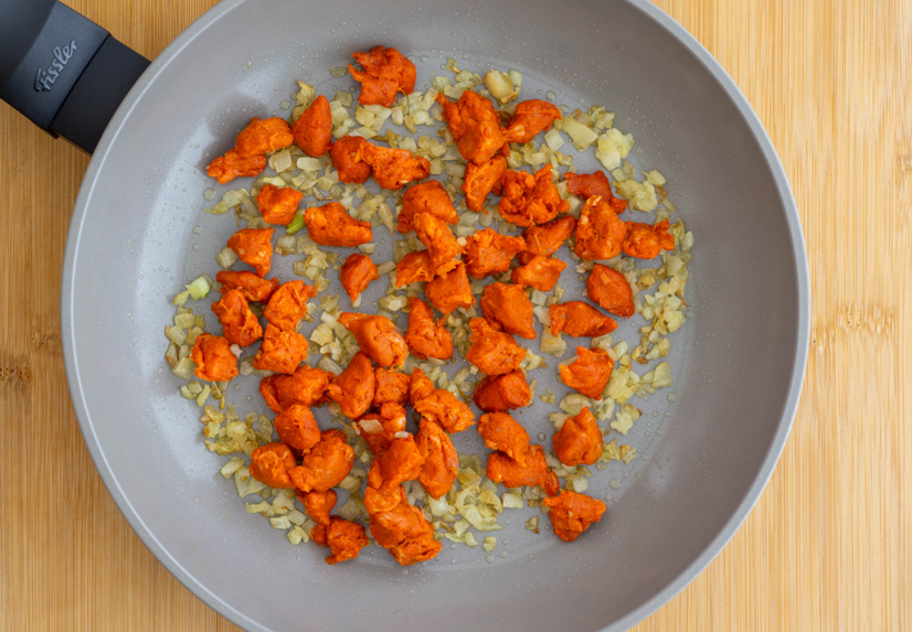 Macarrones a la mallorquina con sobrasada, receta tradicional, cremosa y llena de sabor