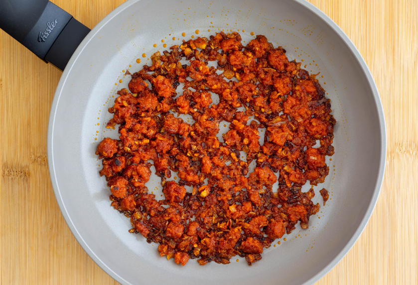 Macarrones a la mallorquina con sobrasada, receta tradicional, cremosa y llena de sabor