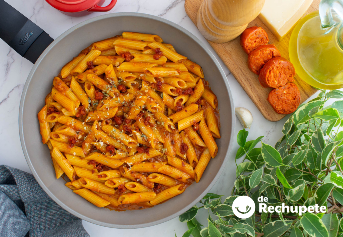Macarrones a la mallorquina con sobrasada, receta tradicional, cremosa y llena de sabor