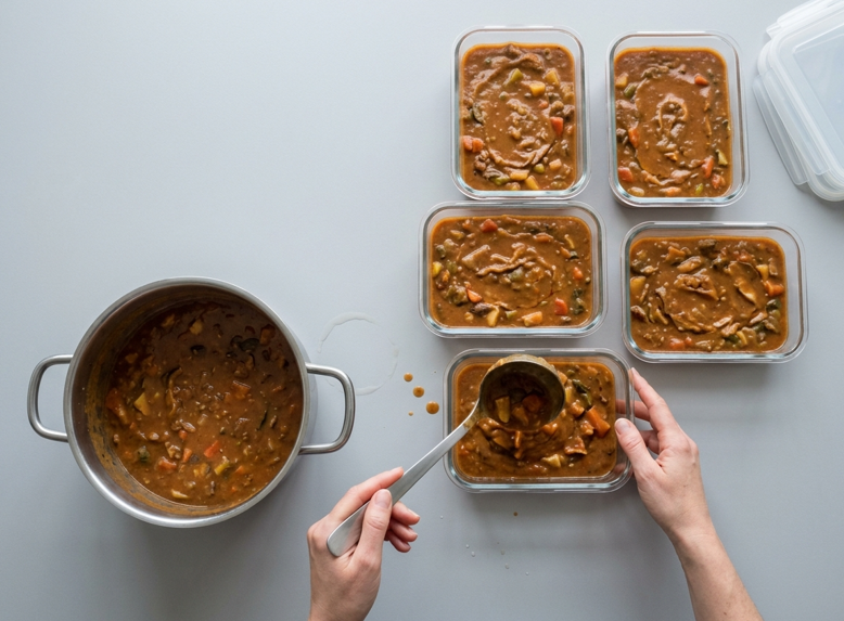 ¿Es peligroso meter una olla con comida en el frigorífico? Cómo enfriarla sin riesgos