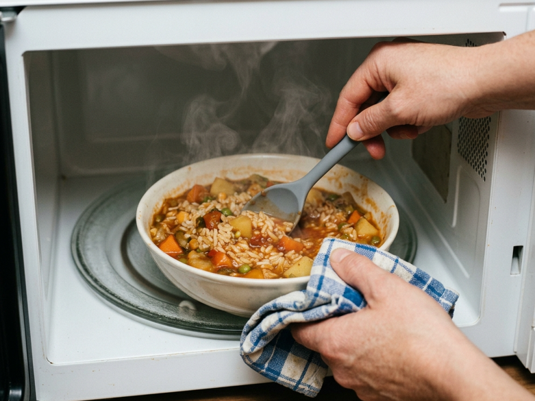 ¿Es peligroso meter una olla con comida en el frigorífico? Cómo enfriarla sin riesgos