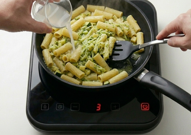 Pasta cremosa con calabacín y parmesano