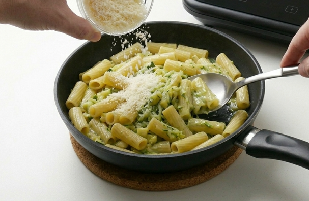 Pasta cremosa con calabacín y parmesano