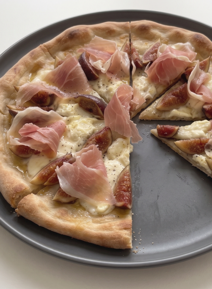 Pizza de higos, queso y jamón serrano