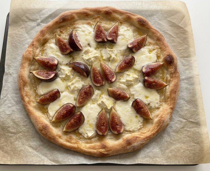 Pizza de higos, queso y jamón serrano