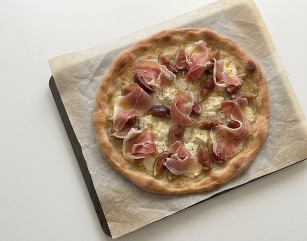 Pizza de higos, queso y jamón serrano