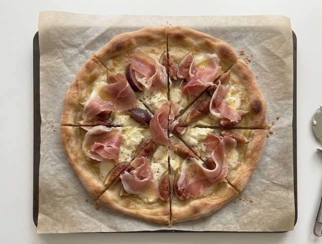 Pizza de higos, queso y jamón serrano