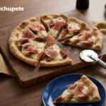 Pizza de higos, queso y jamón serrano
