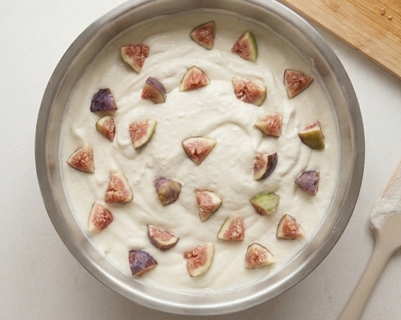 Tarta de higos sin horno, cremosa por dentro y cargada de fruta