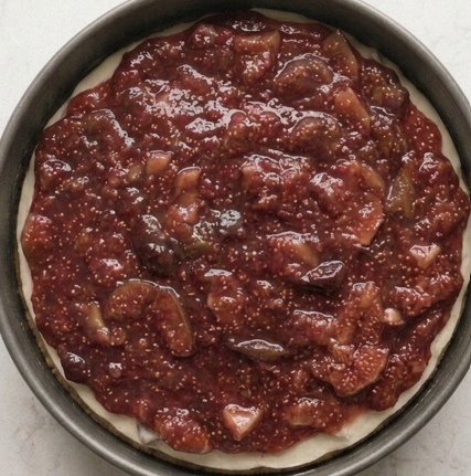 Tarta de higos sin horno, cremosa por dentro y cargada de fruta