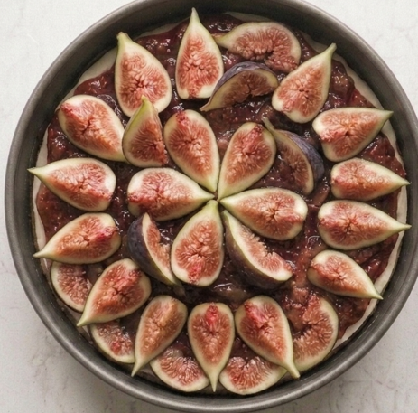Tarta de higos sin horno, cremosa por dentro y cargada de fruta