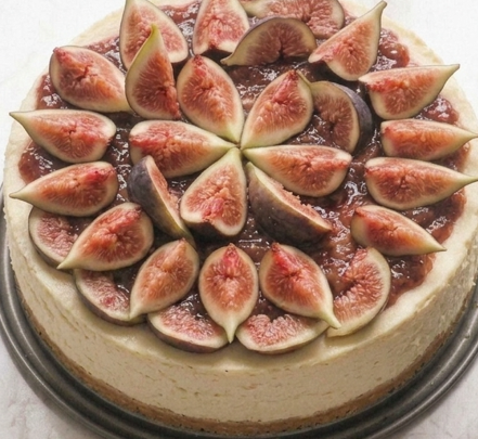 Tarta de higos sin horno, cremosa por dentro y cargada de fruta